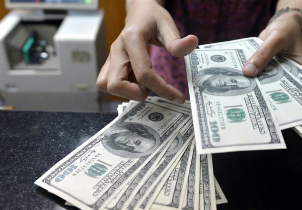 افزایش ۱۰۰ تومانی قیمت دلار در صرافی های بانکی