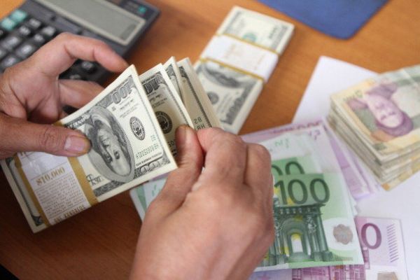 قیمت خرید دلار در بانکها امروز ۹۸/۰۱/۲۷