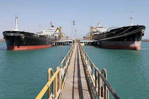 همتی: صادرات نفت ایران در حال افزایش است