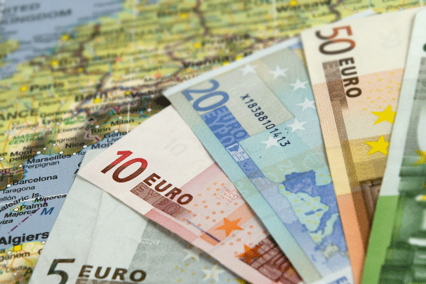 نرخ رسمی یورو و پوند افزایش یافت (27 خرداد ماه)