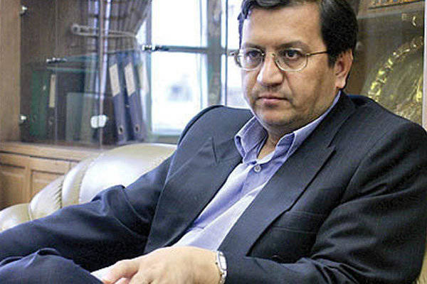 همتی: بانک مرکزی در نرخ ارز دخالت نمیکند/ شوک ارزی درحال تخلیه است