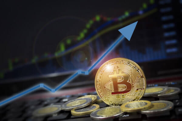 چرا با وجود سقوط بازار سهام آمریکا و یوان چین، قیمت بیت کوین در حال افزایش است؟
