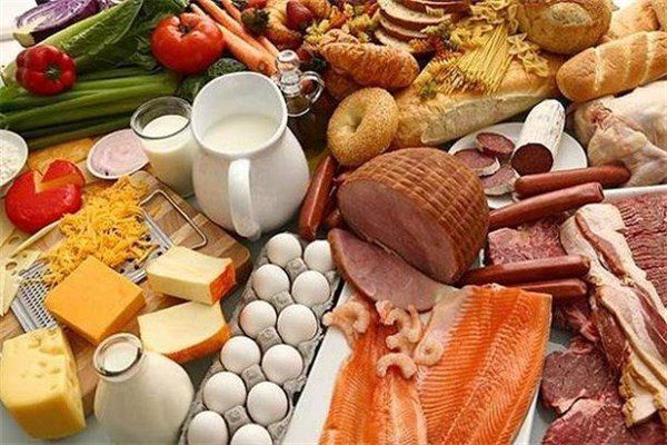 دولت کالاهای اساسی مردم را در انبارها ذخیره کرده است
