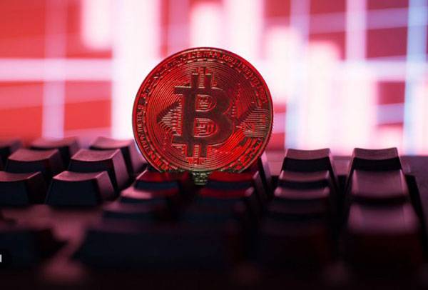 ریزش ۱۰۰۰ دلاری بیت کوین تنها طی یک ساعت؛ حمایت اساسی شکسته شد