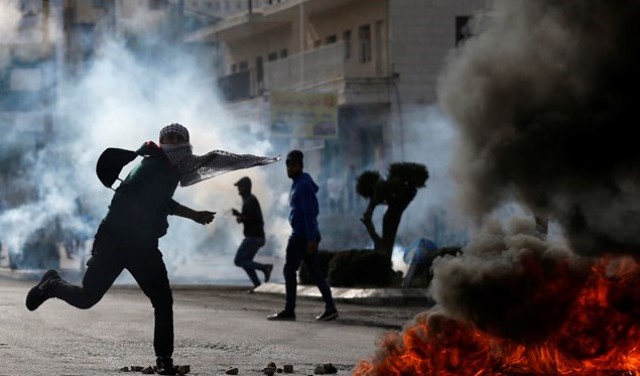 آتش زدن پرچم‌های اسرائیل و آمریکا در “روز خشم” فلسطینی‌ها و زخمی شدن ۷۷ تن
