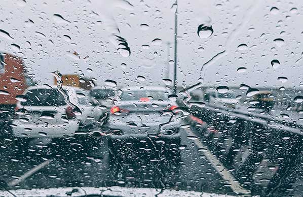 بارش باران در آزادراه قزوین – رشت و مه‌گرفتگی در جاده‌های چالوس و هراز