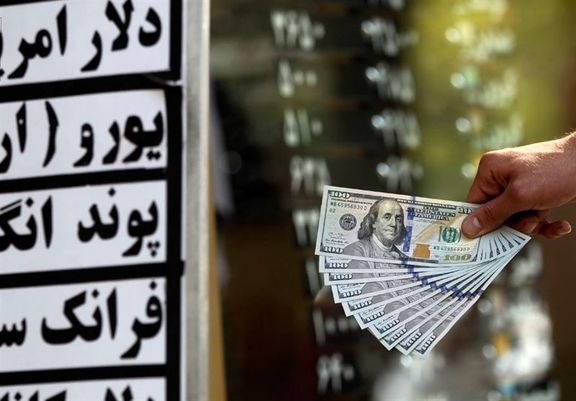 نوسانات لحظه‌ای دلار ادامه دارد / معامله‌گران بازار چه پیش‌بینی‌هایی دارند؟
