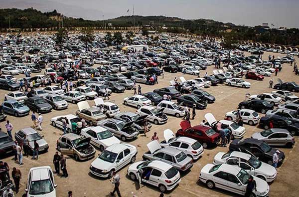 قیمت روز خودروهای داخلی و وارداتی ۷ دی/ ایران خودرویی‌ها کوتاه آمدند