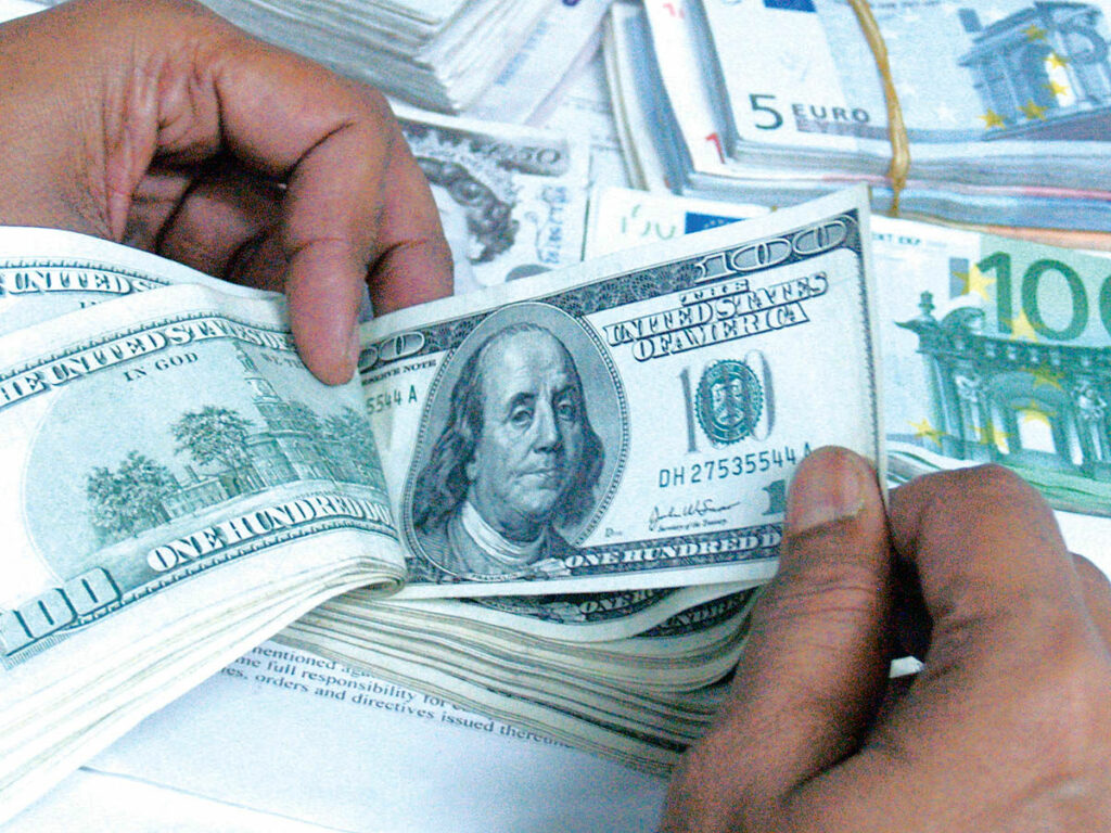 دلار در مسیر بازگشت از قله
